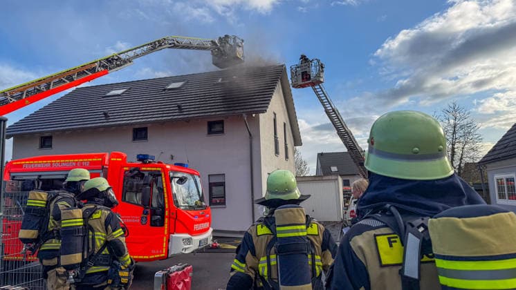 Nach Blitzeinschlag: Dachstuhl von Wohnhaus in Solingen-Aufderhöhe in Flammen Nach Blitzeinschlag: Dachstuhl von Wohnhaus in Solingen-Aufderhöhe in Flammen Solingen Nordrhein-Westfalen Deutschland *** Roof truss of residential building in Solingen Aufderhöhe in flames after lightning strike Roof truss of residential building in Solingen Aufderhöhe in flames after lightning strike Solingen North Rhine-Westphalia Germany