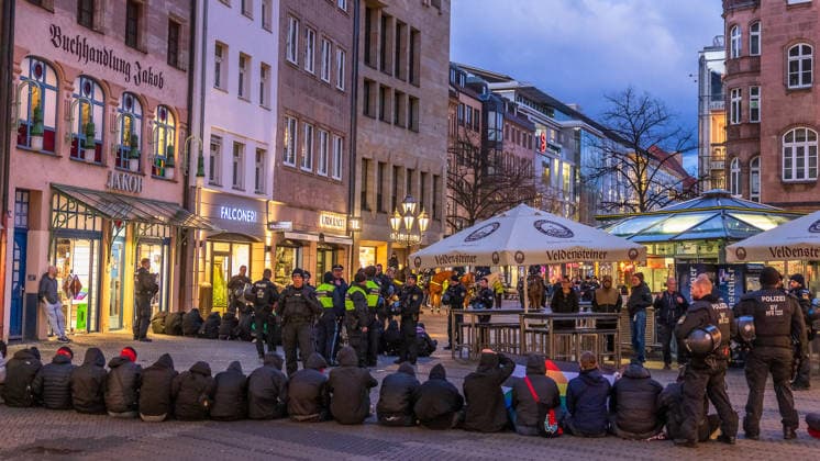 Montagsdemonstration von Team Menschenrechte und Gegendemonstrationen gegen Rechtsextremismus, Nürnberg, 30.03.2026 Gegendemonstranten positionieren sich vor der Buchhandlung Jakob in der Karolinenstraße, an der der Demonstrationszug von Team Menschenrechte zweimal vorbeiführen soll. Auf dem Rückweg blockieren Gegendemonstranten die Straße, sodass der Demonstrationszug umgeleitet werden muss. Nürnberg Bayern Deutschland *** Monday demonstration by Team Menschenrechte and counter-demonstrations against right-wing extremism, Nuremberg, 30 03 2026 Counter-demonstrators position themselves in front of the Jakob bookstore in Karolinenstraße, where the demonstration procession of Team Menschenrechte is to pass twice On the way back, counte 20260330-286A2522-M4000