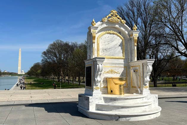 News Bilder des Tages #2 A photograph showing a giant golden toilet titled A Throne Fit for a King, installed in front of the Lincoln Memorial on the National Mall in Washington, USA, 30 March 2026. The plaque affixed to the side of the gigantic marble and gold throne reads: In a time of unprecedented division, escalating conflicts, and economic turmoil, President Trump focused on what truly mattered: the remodeling of the Lincoln Bathroom in the White House. This, his supreme achievement, stands as a bold reminder that the president is not just a businessman, but someone who gets things done. It stands as a tribute to an unwavering visionary who looked down, saw a problem, and painted it gold. A giant golden toilet appears in front of the Lincoln Memorial in  Copyright: xLeonorxTrinidadx USA9512 20260330-55019861342_1