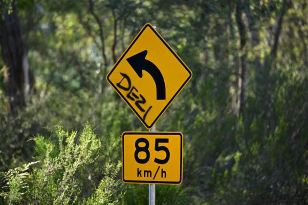 FUGITIVE DEZI FREEMAN SHOT, A street sign is seen with ˜Dezi™ spray painted on it near by the scene where fugitive Dezi Freeman was shot dead in Thologolong, Victoria, Tuesday, March 31, 2026. Fugitive Dezi Freeman has been reportedly shot dead by police after six months on the run following the killing of two officers. ( NO ARCHIVING Porepunkah Victoria AUSTRALIA  Copyright: xJAMESxROSSx 20260331171542915833
