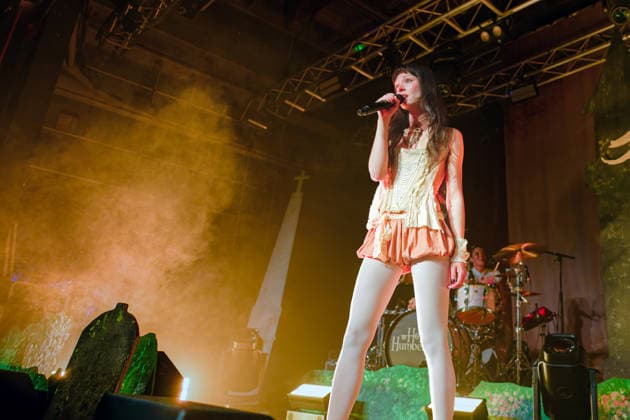 March 30, 2026, Manchester, United Kingdom: UK Singer-Songwriter HOLLY HUMBERSTONE performing at New Century Hall, Manchester, UK as part of her Cruel World Tour Manchester United Kingdom  - ZUMAp211 20260330_aap_p211_010 Copyright: xAndyxVonxPipx