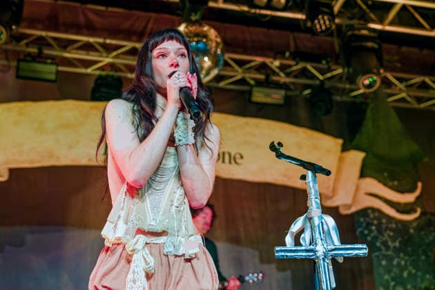 March 30, 2026, Manchester, United Kingdom: UK Singer-Songwriter HOLLY HUMBERSTONE performing at New Century Hall, Manchester, UK as part of her Cruel World Tour Manchester United Kingdom  - ZUMAp211 20260330_aap_p211_011 Copyright: xAndyxVonxPipx