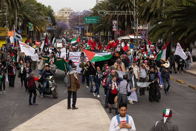 March 30, 2026, Mexico City, Mexico: People and activist groups marched in Mexico City in support of the Palestinian people, as part of the commemoration of Palestinian Land Day. The demonstration moved from the Hemiciclo a Juarez to the Angel of Independence, with the participation of social, student and civil organizations calling for an end to the violence and justice for Palestine. Mexico City Mexico - ZUMAl178 20260330_znp_l178_010 Copyright: xCristianxLeyvax