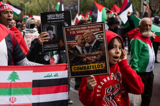 March 30, 2026, Mexico City, Mexico: People and activist groups marched in Mexico City in support of the Palestinian people, as part of the commemoration of Palestinian Land Day. The demonstration moved from the Hemiciclo a Juarez to the Angel of Independence, with the participation of social, student and civil organizations calling for an end to the violence and justice for Palestine. Mexico City Mexico  - ZUMAl178 20260330_znp_l178_023 Copyright: xCristianxLeyvax