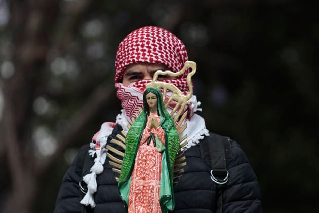News Bilder des Tages #2 March 30, 2026, Mexico City, Cdmx, Mexico: In Mexico City, approximately 250 people demonstrated to commemorate the fiftieth anniversary of Palestinian Land Day. Exactly today, the State of Israel, led by Benjamin Netanyahu, declared that Palestinians who commit crimes against Israelis will be subject to the death penalty by hanging. This decision was condemned by activists and organizations internationally. During the event, city police followed the demonstrators, who marched with posters and flags of the Palestinian people, chanting slogans against genocide, torture, and the forced displacement of thousands. At the end of the march, they held a sit-in in front of the former U.S. Embassy to demand that the U.S. government cease its support - ZUMAp204 20260330_zip_p204_063 Copyright: xJosuexPerezx