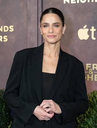 March 30, 2026, Bronx, New York, USA: Amanda Peet wearing dress by Alaia attends premiere of Season 2 of Apple TV Your Friends & Neighbors at The New York Historical in New York, NY on March 30, 2026. Bronx USA  - ZUMAr339 20260330_znp_r339_194 Copyright: xLevxRadinx