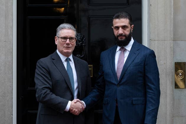 March 31, 2026, London, England, United Kingdom: UK Prime Minister KEIR STARMER (L) welcomes AHMED AL-SHARAA, President of Syria, as they shake hands outside 10 Downing Street in central London ahead of talks. London United Kingdom  - ZUMAk172 20260331_zip_k172_007 Copyright: xThomasxKrychx