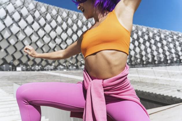 Unbeschwerte aktive Tänzerin in bunter Sportkleidung, die an sonnigen Tagen Spaß auf der Straße hat Carefree active woman dancer wearing colorful sportswear having fun on the street during sunny day Copyright: imageBROKER AnatolijsxJascuks ibxiqx16990594.jpg ,model released, Symbolfoto ,property released