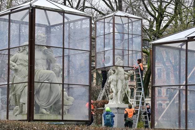 Nach dem Winter zurück im Grünen Im Chemnitzer Schloßteichpark heute die Schillingschen Figuren aus ihrer schützenden Wintereinhausung befreit. Die beliebten Plastiken kehren damit pünktlich zum Frühlingsbeginn in den öffentlichen Raum zurück und setzen erneut ihre charakteristischen Akzente im Parkensemble. Die Schillingschen Figuren im Chemnitzer Schloßteichpark haben eine bemerkenswerte Reise hinter sich: Ursprünglich für die Brühlsche Terrasse in Dresden geschaffen, gelangten die Sandstein Originale Anfang des 20. Jahrhunderts nach Chemnitz und stehen seit 1936 im Schloßteichpark. Die vier Figurengruppen Vier Tageszeiten Morgen, Mittag,im Foto, Abend, Nacht wurden 1860 1871 vom Dresdner Bildhauer Johannes Sc Chemnitz_Schillingsche_Figuren_009-3103-