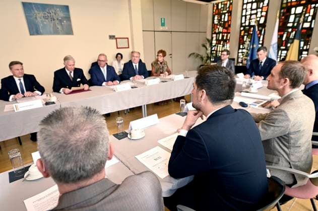 King Philippe s visit to La Louvière LA LOUVIERE, BELGIUM - MARCH 31 : King Philippe chairs a round-table discussion alongside Minister-President Adrien Dolimont (MR) dedicated to the socio-economic regeneration of the Centre region, in the company of the Walloon Minister-President Adrien Dolimont (MR) on March 31, 2026 in La Louviere, Belgium, 31 03 2026 La Louviere Belgium  Copyright: xDidierxLebrunx