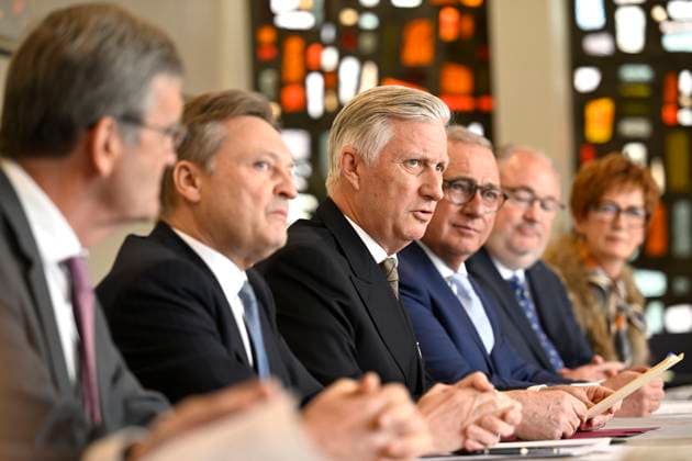 King Philippe s visit to La Louvière LA LOUVIERE, BELGIUM - MARCH 31 : King Philippe chairs a round-table discussion alongside Minister-President Adrien Dolimont (MR) dedicated to the socio-economic regeneration of the Centre region, in the company of the Walloon Minister-President Adrien Dolimont (MR) on March 31, 2026 in La Louviere, Belgium, 31 03 2026 La Louviere Belgium  Copyright: xDidierxLebrunx