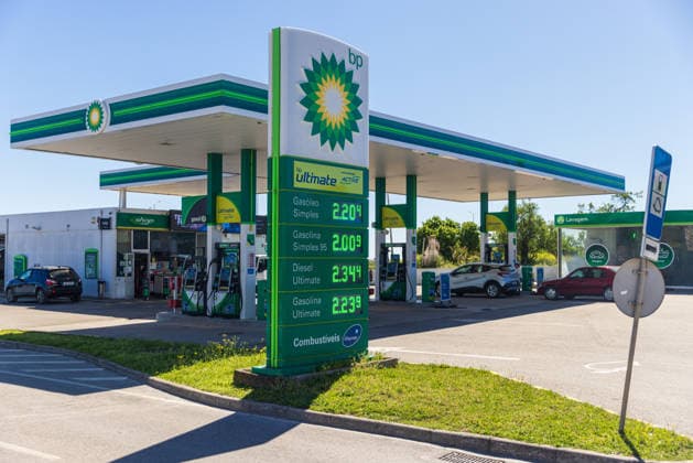 FARO, PORTUGAL - MARCH 30, 2026: View of BP British Petroleum totem showing all gas prices at modern station. Prices hitting record highs due to the joint attacks of teh US and Israel on Iran. LISBON, PORTUGAL - FEB 10, 2018: View from below of BP British Petroleum totem showing all gas prices at modern station on the streets of Lisbon - fuel and diesel prices Faro Portugal *** FARO, PORTUGAL 30. MÄRZ 2026 Blick auf ein Totem von BP British Petroleum, das alle Gaspreise an einer modernen Tankstelle anzeigt Die Preise erreichen aufgrund der gemeinsamen Angriffe der USA und Israels auf den Iran Rekordhöhen LISBON, PORTUGAL 10. FEB 2018 Blick von unten auf ein Totem von BP British Petroleum, das alle Gaspreise an einer modernen Tankstelle in d Copyright: xx