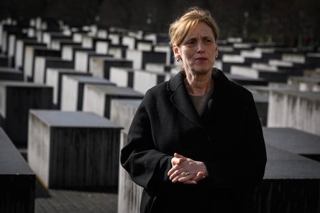 Berlin, Veranstaltung zur Kooperation im Programm Jugend erinnert mit Karin Prien Karin Prien (Bundesministerin für Bildung, Familie, Senioren, Frauen und Jugend, CDU) Erich Bethe (Vorsitzender der Bethe-Stiftung) und Familie, Felix Klein (Antisemitismusbeauftragter der Bundesregierung) sowie Uwe Neumärker (Direktor der Stiftung Denkmal für die ermordeten Juden Europas) gedenken im Rahmen der Kooperation im Programm Jugend erinnert am Denkmal für die ermordeten Juden Europas am 31.03.2026 in Berlin. Im Bild: Karin Prien spricht zu den anwesenden Schülerinnen und Schülern Berlin Denkmal für die ermordeten Juden Europas Berlin Deutschland *** Berlin, event on cooperation in the Youth Remembers program with Karin Prien Karin Prien
