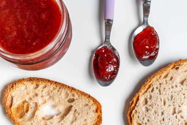 Bavaria, Germany March 31, 2026: Fresh jam is spread on bread with a spoon, symbolizing a classic breakfast where enjoyment, simple ingredients, and a sweet start to the day are at the heart of daily nutrition. *** Frische Marmelade wird mit einem Löffel auf Brot gestrichen und steht für ein klassisches Frühstück, bei dem Genuss, einfache Zutaten und ein süßer Start in den Tag im Mittelpunkt der täglichen Ernährung stehen.