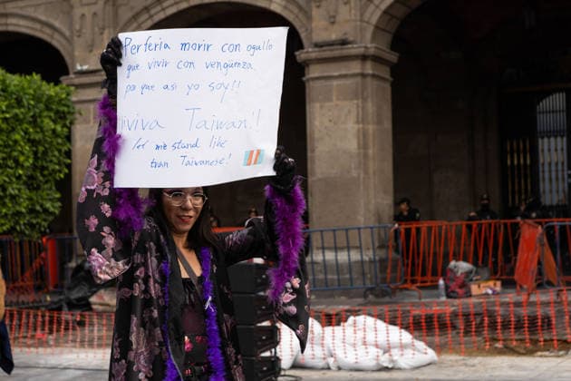 March 31, 2026, Mexico City, Mexico: Demonstration organized by the Libres y Combativas MX collective (Free and Combative Women MX) under the slogan: Trans and non-binary lives matter. The march moved from the Zocalo toward Plaza Tlaxcoaque and the Chabacano subway station, calling for the recognition of transfemicide, a comprehensive trans law, and access to rights including health, identity, education, work and housing. Mexico City Mexico  - ZUMAl178 20260331_znp_l178_003 Copyright: xCristianxLeyvax