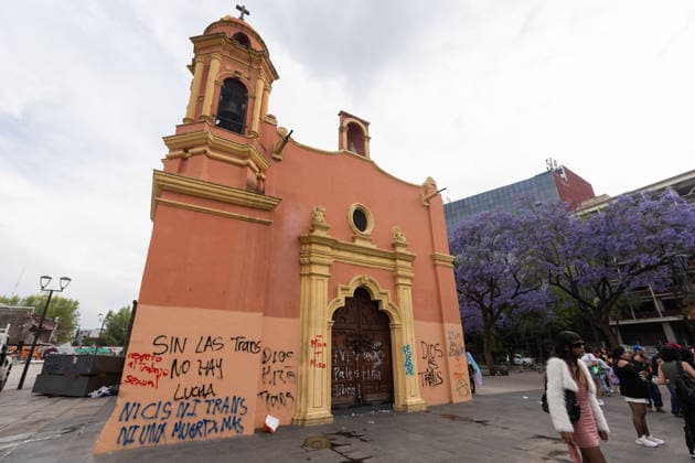 March 31, 2026, Mexico City, Mexico: Demonstration organized by the Libres y Combativas MX collective (Free and Combative Women MX) under the slogan: Trans and non-binary lives matter. The march moved from the Zocalo toward Plaza Tlaxcoaque and the Chabacano subway station, calling for the recognition of transfemicide, a comprehensive trans law, and access to rights including health, identity, education, work and housing. Mexico City Mexico  - ZUMAl178 20260331_znp_l178_038 Copyright: xCristianxLeyvax