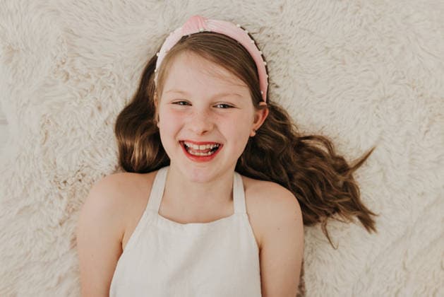 Young girl with blue eyes lays on blanket while looking at camera Sioux Falls, South Dakota, United States CR_ASWE260330A-1983535-01 ,model released, Symbolfoto