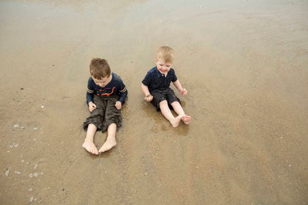 Two Brothers Sit on New Jersey Sea Shore Waiting for Waves Bradley Beach, NJ, United States R_ACZQ201106A-541447-01 ,model released, Symbolfoto