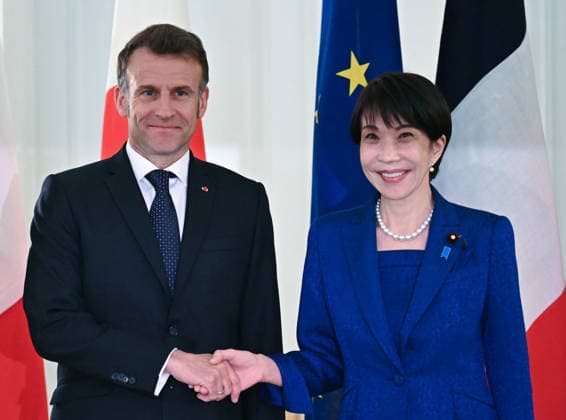 April 1, 2026, Tokyo, Japan: French President Emmanuel Macron shakes hands with Japanese Prime Minister Sanae Takaichi during a Welcoming ceremony at the Akasaka palace in Tokyo. Tokyo Japan  - ZUMAz114 20260401_zih_z114_001 Copyright: xPOOLx