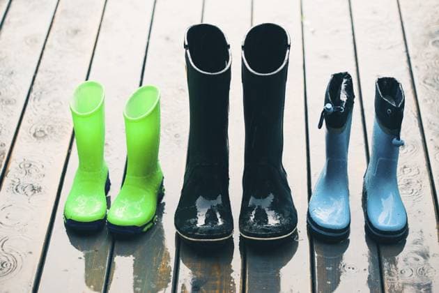 Reihe von Gummistiefeln in verschiedenen Größen, die bei Regen auf einer Holzveranda stehen Row of wellies in various sizes standing on a wooden porch while raining Copyright: imageBROKER PrzemekxKlos ibxiqx16932333.jpg ,model released, Symbolfoto ,property released