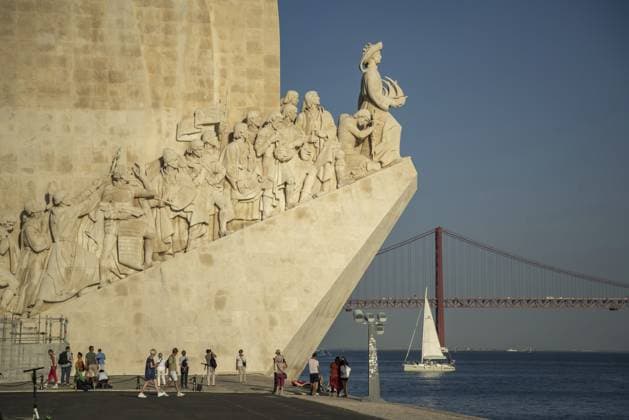 Das Denkmal der Entdeckungen oder Pedaro dos Descobrimentos in Belem in der Nähe der Stadt Lissabon in Portugal. Portugal, Lissabon, Oktober 2021 The monument of Discoveries or Pedaro dos Descobrimentos in Belem near the City of Lisbon in Portugal. Portugal, Lisbon, October, 2021 Copyright: imageBROKER URSxFLUEELER ibxiqx17078510.jpg