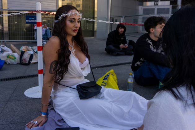 April 1, 2026, Madrid, Spain: A Rosalia fan poses near the Palacio de los Deportes in Madrid. Rosalia fans gathered around the Palacio de los Deportes ahead of the second of four concerts the Catalan singer Rosalia will give in Madrid. Madrid Spain - ZUMAs197 20260401_aaa_s197_077 Copyright: xDavidxCanalesx