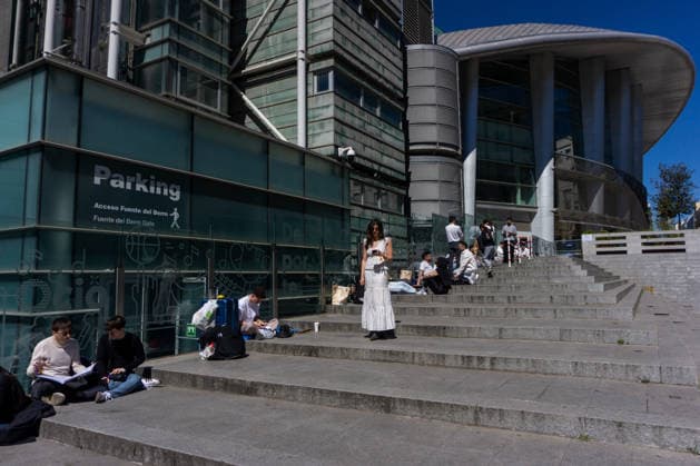 April 1, 2026, Madrid, Spain: Rosalia fans wait for the doors of the Palacio de los Deportes in Madrid to open. Rosalia fans gathered around the Palacio de los Deportes ahead of the second of four concerts the Catalan singer Rosalia will give in Madrid. Madrid Spain  - ZUMAs197 20260401_aaa_s197_078 Copyright: xDavidxCanalesx