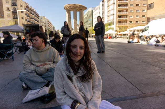 April 1, 2026, Madrid, Spain: A Rosalia fan poses near the Palacio de los Deportes in Madrid. Rosalia fans gathered around the Palacio de los Deportes ahead of the second of four concerts the Catalan singer Rosalia will give in Madrid. Madrid Spain - ZUMAs197 20260401_aaa_s197_079 Copyright: xDavidxCanalesx