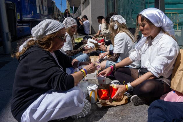 April 1, 2026, Madrid, Spain: A group of Rosalia fans sit and eat while waiting for the doors of the Palacio de los Deportes in Madrid to open. Rosalia fans gathered around the Palacio de los Deportes ahead of the second of four concerts the Catalan singer Rosalia will give in Madrid. Madrid Spain - ZUMAs197 20260401_aaa_s197_081 Copyright: xDavidxCanalesx