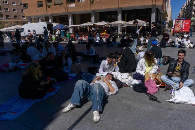 April 1, 2026, Madrid, Spain: Rosalia fans wait for the doors of the Palacio de los Deportes in Madrid to open. Rosalia fans gathered around the Palacio de los Deportes ahead of the second of four concerts the Catalan singer Rosalia will give in Madrid. Madrid Spain - ZUMAs197 20260401_aaa_s197_082 Copyright: xDavidxCanalesx