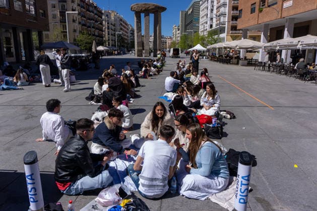April 1, 2026, Madrid, Spain: Rosalia fans wait for the doors of the Palacio de los Deportes in Madrid to open. Rosalia fans gathered around the Palacio de los Deportes ahead of the second of four concerts the Catalan singer Rosalia will give in Madrid. Madrid Spain - ZUMAs197 20260401_aaa_s197_084 Copyright: xDavidxCanalesx