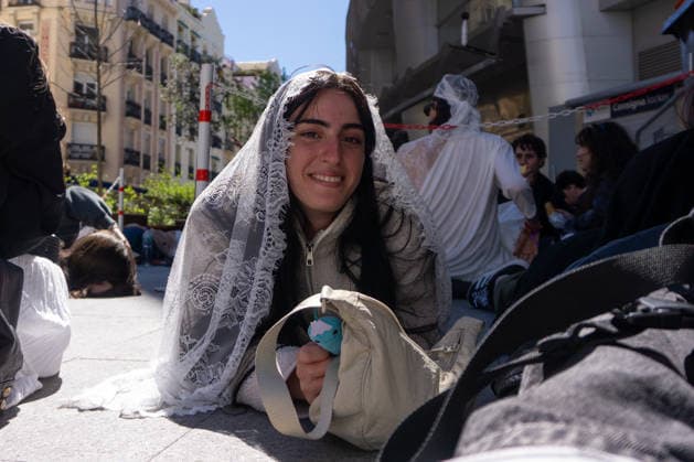April 1, 2026, Madrid, Spain: A Rosalia fan poses near the Palacio de los Deportes in Madrid. Rosalia fans gathered around the Palacio de los Deportes ahead of the second of four concerts the Catalan singer Rosalia will give in Madrid. Madrid Spain - ZUMAs197 20260401_aaa_s197_086 Copyright: xDavidxCanalesx