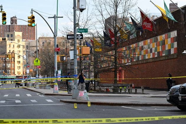 7-Month-Old Child Fatally Shot At Moore Street And Humboldt Street In New York City (NEW) Members of the NYPD Crime Scene Unit collected shell casings at the scene where a 7-month-old girl identified as Kaori Patterson-Moore was shot and killed in the area of Moore Street and Humboldt Street within the confines of the 90 PCT. April 1, 2026, Brooklyn, New York, USA: NYPD police officers and detectives are canvassing the scene for clues where 7-month-old Kaori Patterson-Moore was fatally shot by moped riding suspects. There are no arrests and the investigation is ongoing. Credit: Kyle Mazza TheNews2 (Foto: Kyle Mazza Thenews2 imago images) 7-Month-Old Child Fatally Shot At Moore Street And Humboldt Street In New York City  Copyright: xKylexMazzax