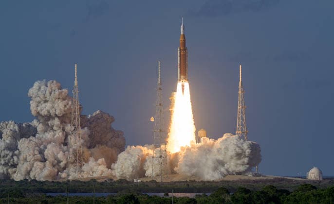 April 1, 2026, Kennedy Space Center, Fl, United States of America: The NASA Artemis II Space Launch System rocket with the Orion spacecraft lifts off from Launch Pad 39B at the Kennedy Space Center, April 1, 2026, in Cape Canaveral, Florida. The Artemis II test flight is carrying Commander Reid Wiseman, Pilot Victor Glover, astronaut Christina Koch and Canadian astronaut Jeremy Hansen on a ten-day journey around the moon. Kennedy Space Center United States of America - ZUMAp138 20260401_zaa_p138_060 Copyright: xBillxIngalls Nasax