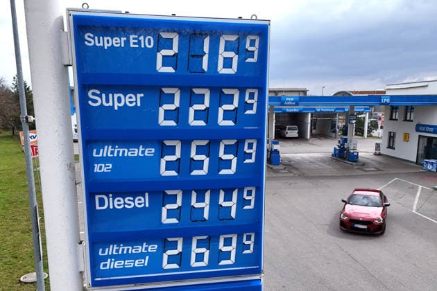 After new refueling rule DIESEL fuel reaches historic high on 02 04 2026 at this gas station in Munich Fuel prices exceed historic highs No end in sight New highs in refueling every day Exploding fuel prices due to Iran war continue Gasoline prices at a gas station in Munich