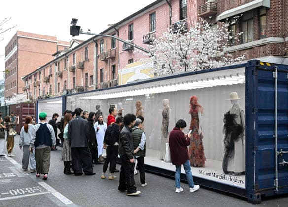 (260402) -- SHANGHAI, April 2, 2026 -- People visit an exhibition of Maison Margiela during the 2026 Autumn Winter Shanghai Fashion Week in east China s Shanghai, April 2, 2026. ) CHINA-SHANGHAI-FASHION WEEK-MAISON MARGIELA-EXHIBITION (CN) ChenxHaoming 