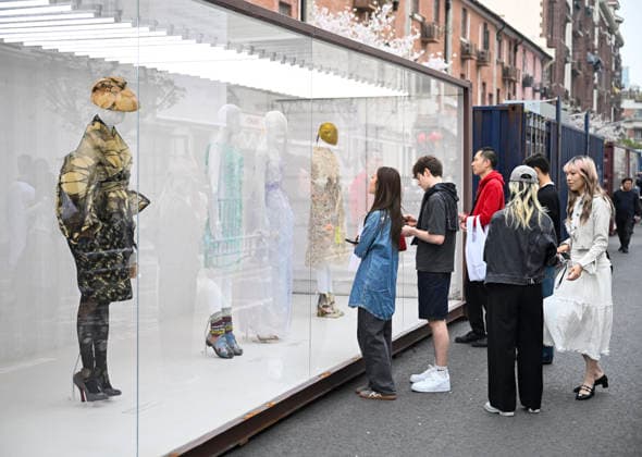 (260402) -- SHANGHAI, April 2, 2026 -- People visit an exhibition of Maison Margiela during the 2026 Autumn Winter Shanghai Fashion Week in east China s Shanghai, April 2, 2026. ) CHINA-SHANGHAI-FASHION WEEK-MAISON MARGIELA-EXHIBITION (CN) ChenxHaoming 