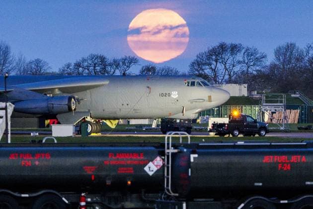 Fairford, The Netherlands, 2026-04-02 06:18:26 RAF FAIRFORD, 01-04-2026. From the English base RAF Fairford, the US Air Force conducts missions to Iran with B1 and B52 bombers for Operation Epic Fury. Pictured: A B52 at a setting moon. PHOTO: NLBeeld Robert Meerding Credit: NL Beeld Robert Meerding Inc  Copyright: xx x