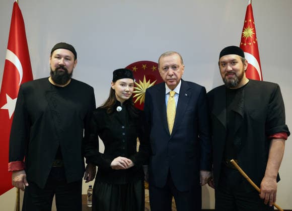 Turkish President Recep Tayyip Erdogan ANKARA, TURKIYE - APRIL 2: (----EDITORIAL USE ONLY - MANDATORY CREDIT - TURKISH PRESIDENCY MURAT CETINMUHURDAR HANDOUT - NO MARKETING NO ADVERTISING CAMPAIGNS - DISTRIBUTED AS A SERVICE TO CLIENTS----) Turkish President Recep Tayyip Erdogan (2nd R) receives Ay Yola music group in Ankara, Turkiye on April 2, 2026. TUR Presidency Murat Cetinmuhurdar Anadolu Ankara Turkey. Editorial use only. Please get in touch for any other usage.  Copyright: x2026xAnadoluxTURxPresidency xMuratxCetinmuhurdarx