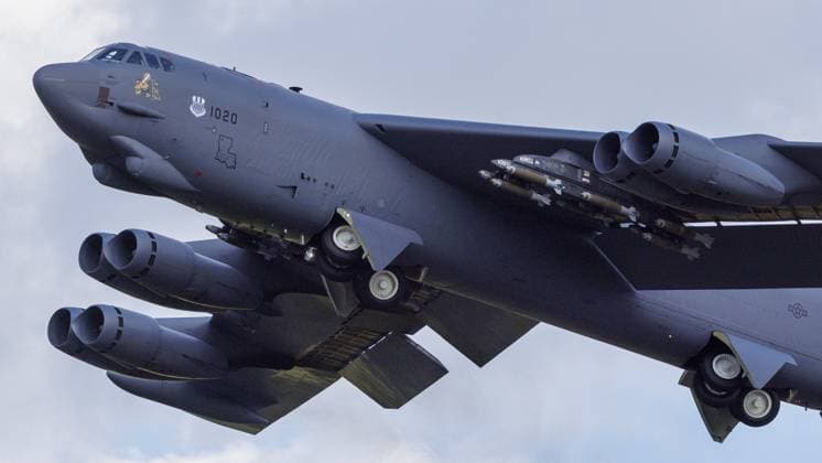 Fairford, The Netherlands, 2026-03-31 14:14:35 RAF FAIRFORD, 31-03-2026. From the English base RAF Fairford, the US Air Force conducts missions to Iran with B1 and B52 bombers for Operation Epic Fury. Pictured: A B52 bomber loaded with bombs under the wings during takeoff for a mission to Iran. PHOTO: NLBeeld Robert Meerding Credit: NL Beeld Robert Meerding Inc  Copyright: xx x