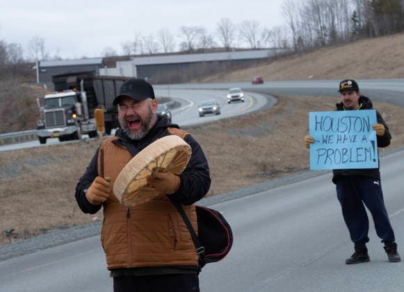 April 2, 2026, Shubenacadie, Ns, CANADA: Sipeknekatik First Nation members protest along Highway 102 near Shubenacadie, N.S. on Thursday, April 2, 2026. Shubenacadie CANADA  - ZUMAc35_ 20260402_zaf_c35_049 Copyright: xTedxPritchardx