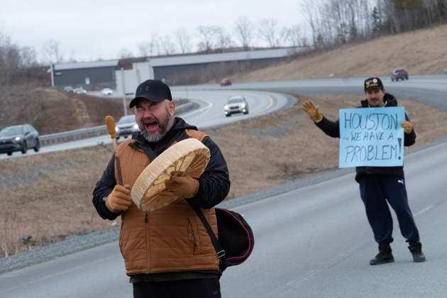 April 2, 2026, Shubenacadie, Ns, CANADA: Sipeknekatik First Nation members protest along Highway 102 near Shubenacadie, N.S. on Thursday, April 2, 2026. Shubenacadie CANADA  - ZUMAc35_ 20260402_zaf_c35_050 Copyright: xTedxPritchardx