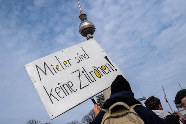 In Solidarität mit den letzten noch verbliebenen Mietern in der Berliner Habersaathstraße protestieren mehrere hundert Menschen unter dem Motto Kein Abriss! Keine Verdrängung in Berlin gegen Abriss der Wohnhäuser und gegen Verdrängung. In solidarity with the last remaining tenants on Berlin’s Habersaathstraße, several hundred people are protesting in Berlin under the slogan No demolition! No displacement against the demolition of the apartment buildings and against displacement. Protest gegen Verdrängung von Mietern in Berlin *** In solidarity with the last remaining tenants on Berlins Habersaathstraße, several hundred people are protesting in Berlin under the slogan No demolition No displacement against the demolition of the apartmen sp2026032823805.jpg