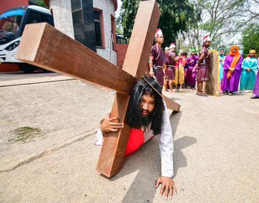 Good Friday in Guwahati Guwahati, Apr 03 (ANI): Devotees re-enact the Crucifixion of Jesus Christ during the religious procession to commemorate his death on the occasion of Good Friday, in Guwahati on Friday. Guwahati Assam India Copyright: xANIx ANI_20260403041