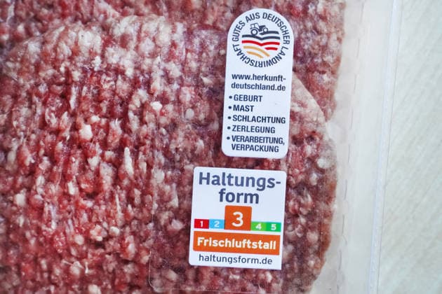 Initiative Tierwohl, Label auf einer Packung mit Rinderhackfleisch, Haltungsform Stufe 3, Haltung im Frischluftstall, Herkunftskennzeichen Deutschland, Herkunftskennzeichnung deutscher Agrarprodukte *** Initiative Animal welfare, Label at a Package with Minced beef, Posture Level 3, Attitude at Fresh air barn, Origin labels Germany, Origin marking German Agricultural products 1131608865