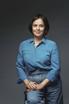 Porträt einer schönen Frau mittleren Alters mit blauem Hemd Portrait of beautiful middle aged woman wearing blue shirt Copyright: imageBROKER blackday ibxiqx16987451.jpg ,model released, Symbolfoto ,property released