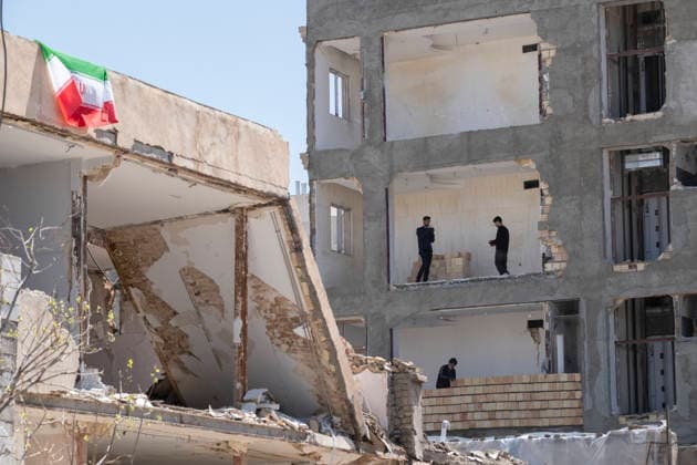 U.S.-Israeli Military Operations In Iran Iranian volunteers work on a building damaged during military operations in a residential area struck on March 9 in the city of Karaj in Alborz province, several kilometers west of Tehran, Iran, on April 3, 2026. Karaj Iran  Copyright: xMortezaxNikoubazlx originalFilename: nikoubazl-usisrael260403_nphEc.jpg