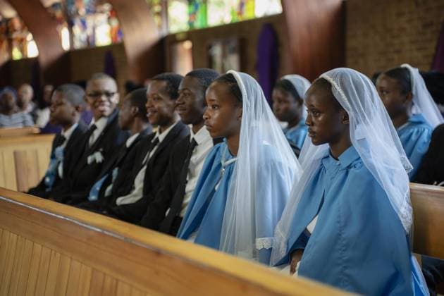 News Bilder des Tages Good Friday celebrations in South Africa JOHANNESBURG, SOUTH AFRICA - APRIL 03: Christians attending the ceremony sing hymns and pray at the Regina Mundi Catholic Church on Good Friday, the day commemorating the crucifixion of Jesus Christ in the Soweto district of Johannesburg, South Africa, on April 03, 2026. Ihsaan Haffejee Anadolu Johannesburg South Africa. Editorial use only. Please get in touch for any other usage.  Copyright: x2026xAnadoluxIhsaanxHaffejeex