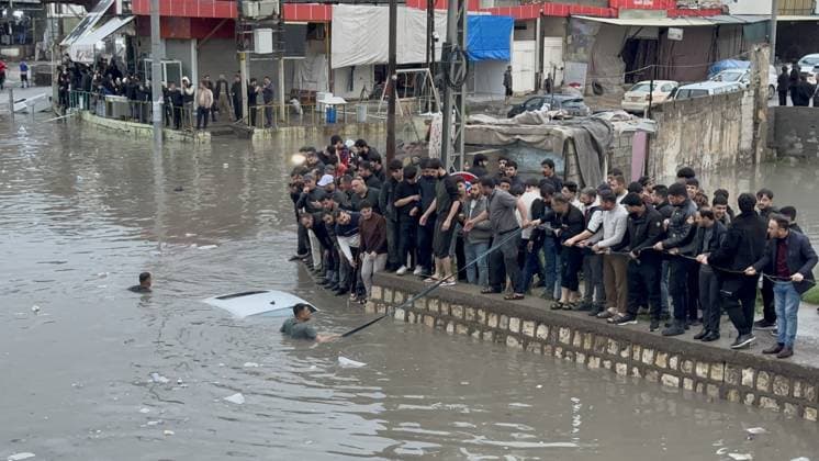 News Bilder des Tages Heavy rainfall affects Iraq s Erbil ERBIL, IRAQ - APRIL 03: A view of a road submerged, and some vehicles become stranded in the water due to the heavy rainfall in Erbil, Iraq, on April 03, 2026. In the Saidawa neighborhood of Erbil, some drivers who had parked their vehicles around the marketplace found them submerged when they returned after the rain. Ahsan Mohammed Ahmed Ahmed Anadolu Erbil Iraq. Editorial use only. Please get in touch for any other usage.  Copyright: x2026xAnadoluxAhsanxMohammedxAhmedxAhmedx