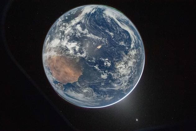 Apr 3, 2026: NASA astronaut and Artemis II Commander REID WISEMAN took this picture of Earth from the Orion spacecraft s window on April 2, 2026, after completing the translunar injection burn. The pictures were released on the third day of the first mission since 1972 to send people around the moon. Space Space  - ZUMAz03_ 20260403_art_z03_419 Copyright: xReidxWiseman NASAx